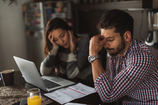 Georgijevic de Getty Images Signature / Canva Casal com dividas