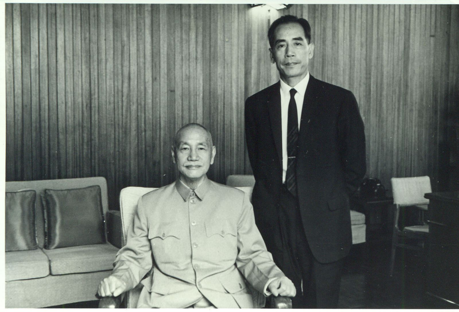  Chiang Kai-shek sentado em uma cadeira ao lado de outro homem