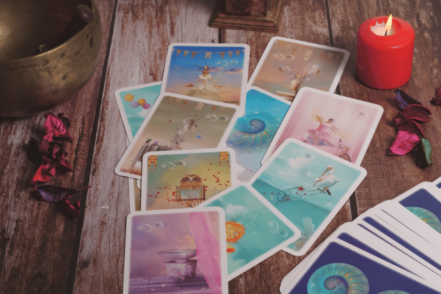 Joseantona / Joseantona / Canva Algumas cartas de Tarot estão em destaque na imagem. Ao lado, há uma vela e outros objetos.
