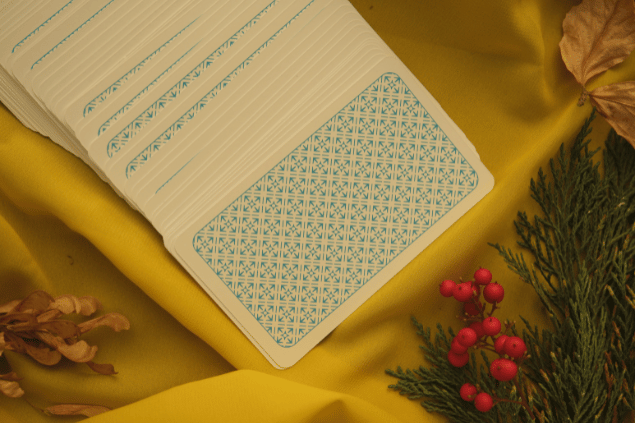 Dilara irem / Pexels / Canva Algumas cartas de Tarot viradas para baixo estão em destaque na imagem. Ao lado, há plantas.