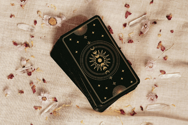 Natalie Goodwin / Pexels / Canva Algumas cartas de Tarot viradas para baixo estão em destaque na imagem.