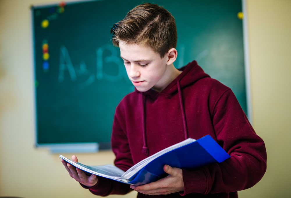 wedmov no DepositPhotos Menino com um livro aberto na mão