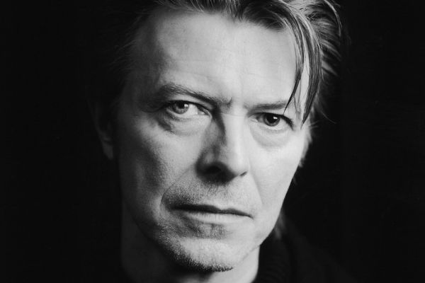 Imagem em preto e branco do cantor e compositor David Bowie