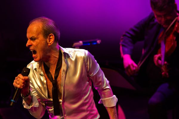 Ney Matogrosso cantando em um show