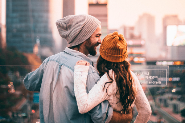 Casal de homem e mulher abraçados