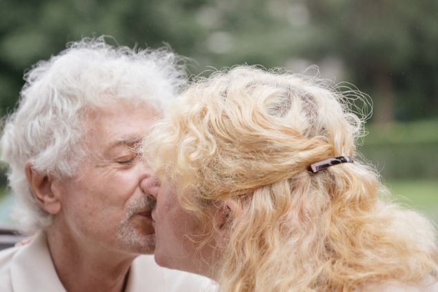 mulher loira beijando um senhor idoso