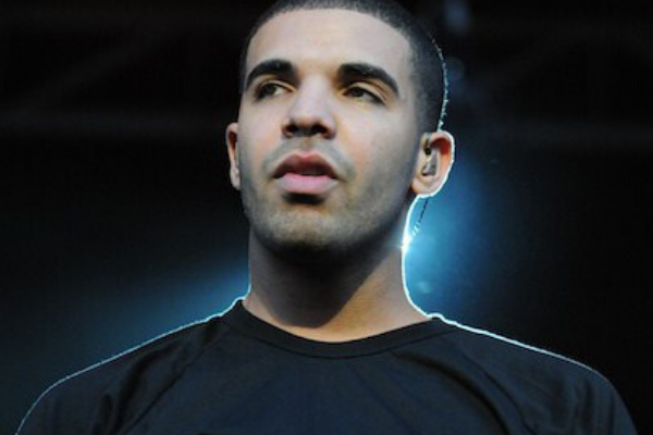 Drake no palco olhando para o lado