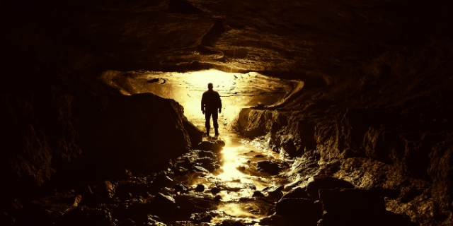 Homem em uma caverna
