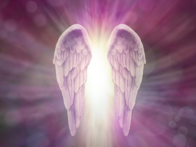 Luz colorida e asas de anjo