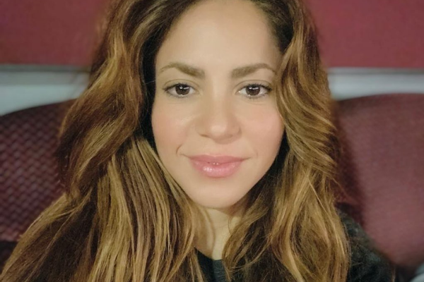 Shakira com os cabelos castanhos.