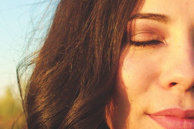 Mulher com os olhos fechados