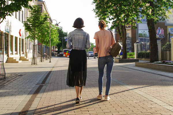 Duas mulheres conversando na rua