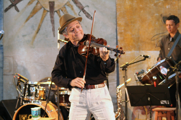 Antônio Nóbrega tocando violino.