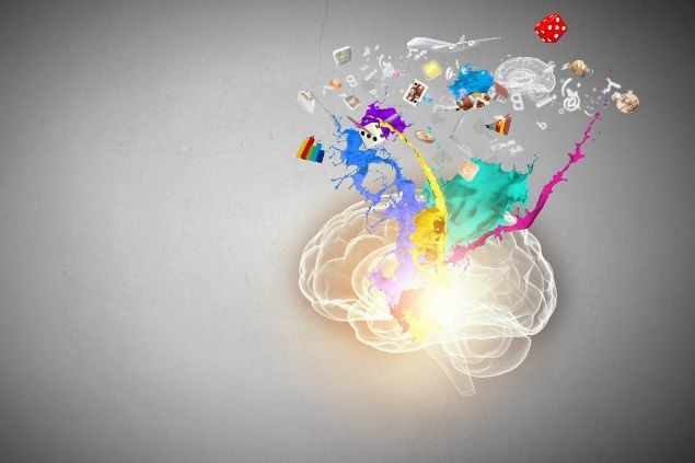 Imagem ilustrativa de um cérebro iluminado e em cima dele, várias cores e objetos ilustrados como se estivesse tendo ideias