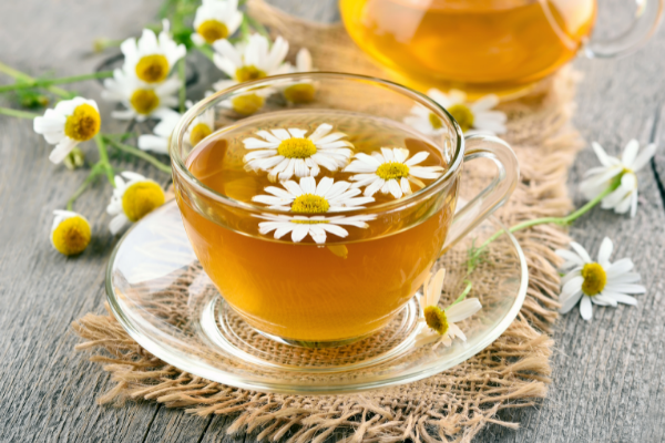 Chá com flores de camomila.