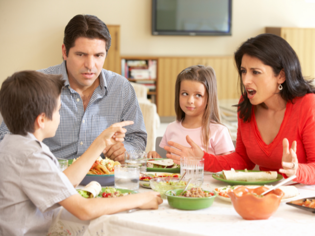 Família discutindo em mesa de almoço