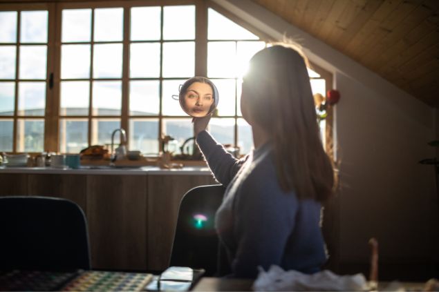 Mulher se olhando no espelho