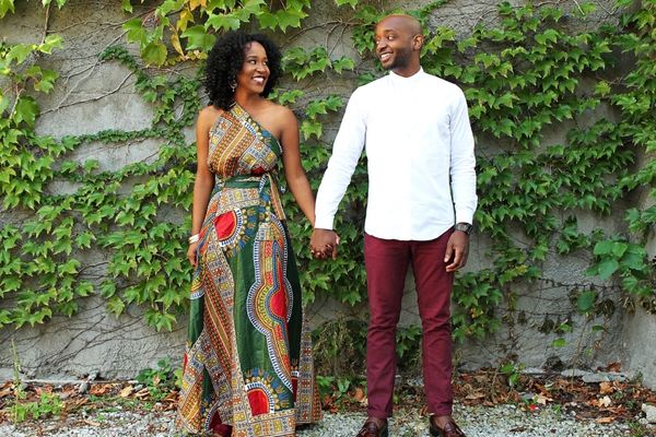 Casal de mãos dadas se olhando