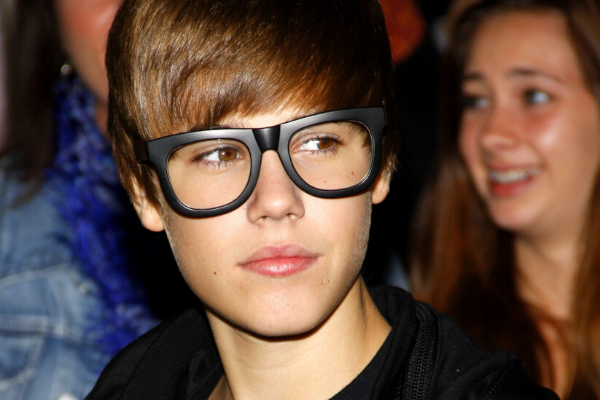 Justin Bieber usando óculo e olhando para o lado