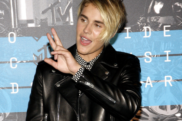 Justin Bieber olhando para o lado e acenando em premiação da MTV