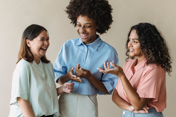Três mulheres conversando