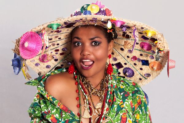 Gaby Amarantos posando para foto usando chapéu e acessórios coloridos