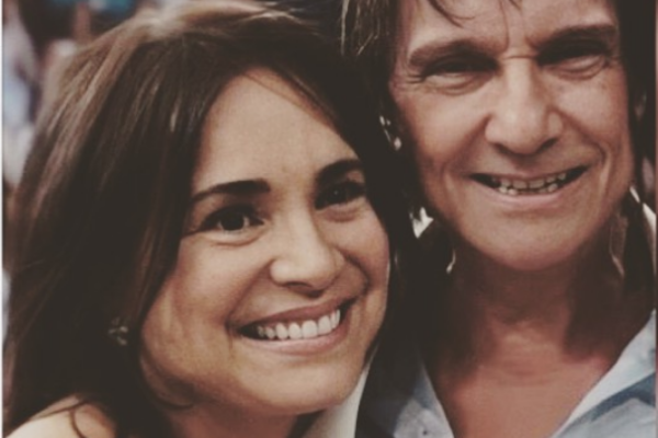 Regina Duarte sorrindo ao lado do Roberto Carlos