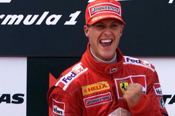 Michael Schumacher comemorando seu premio da corrida