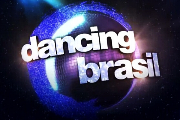 Letreiro do programa Dancing Brasil em um globo de discoteca