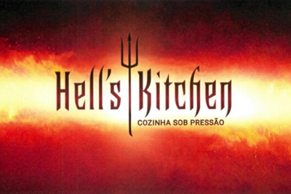 Letreiro do programa de culinária Hell's Kitchen: Cozinha sob Pressão com fogo atrás