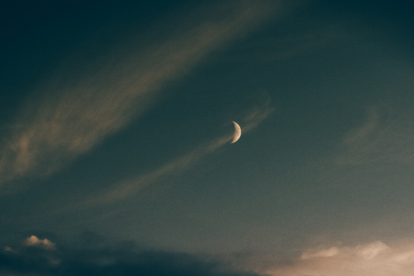 Lua crescente no céu com algumas nuvens 