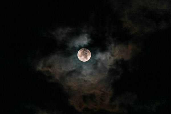 Lua com nuvens em sua frente