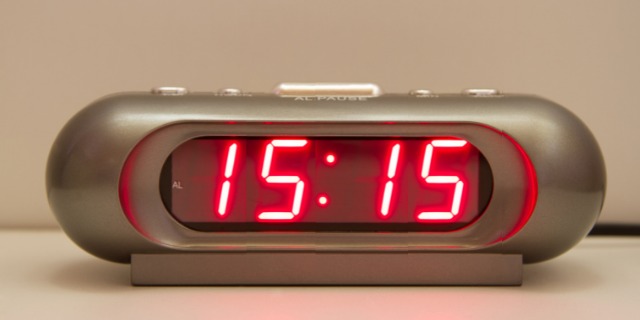 Relógio digital indicando o horário 