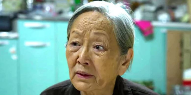 Imagem da Mãe do Seong Gi-hun, personagem da série Round 6