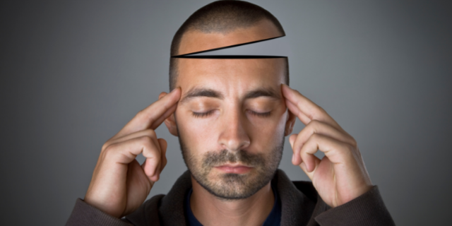 Ilustração de um homem de olhos fechados e topo da cabeça aberto, se referindo ao termo MENTE ABERTA