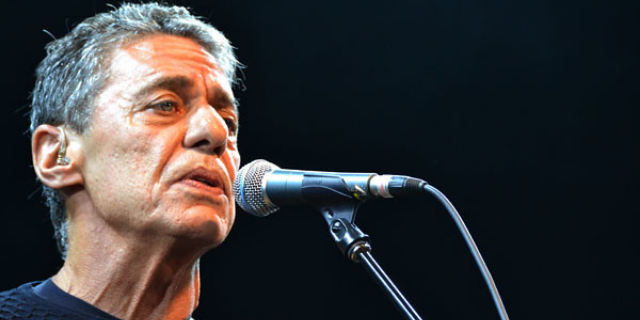 Imagem do cantor e compositor Chico Buarque durante show