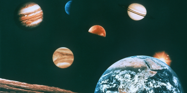 Planetas do sistema solar posicionados sobre o céu