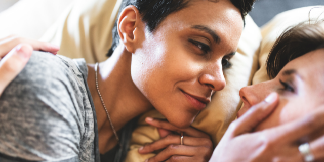 Casal se olhando e se tocando carinhosamente