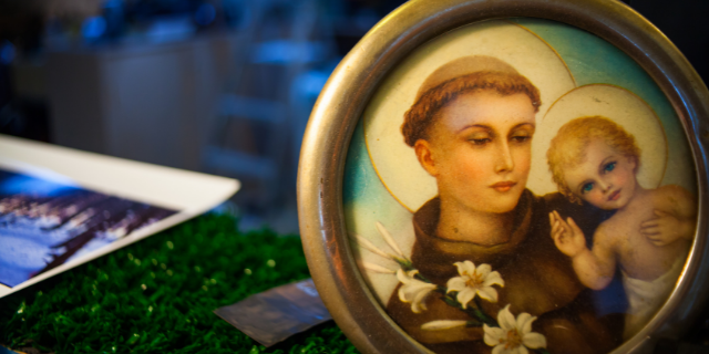 Bepslabor / Canva Ilustração de Santo Antônio em um retrato redondo