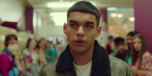 Imagem do personagem Rahim, da série Sex Education, durante cena