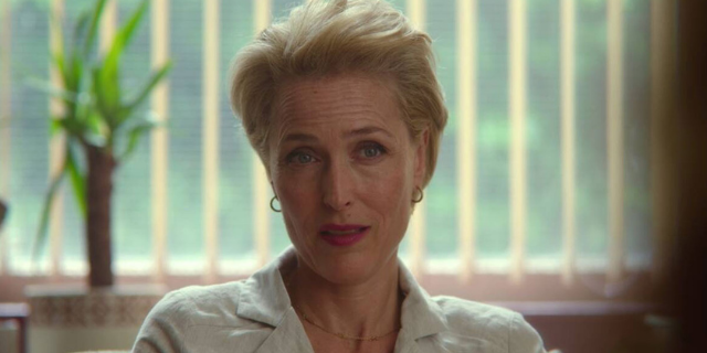 Imagem da personagem Jean Milburn, de Sex Education, durante cena