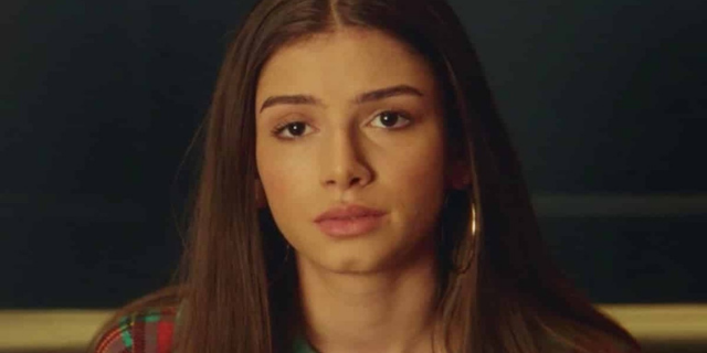 Imagem da personagem Ruby, de Sex Education, durante cena