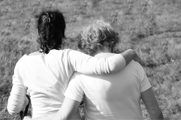 Foto em preto e branco de duas pessoas abraçadas