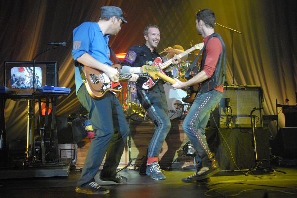 Imagem da banda Coldplay tocando em um show