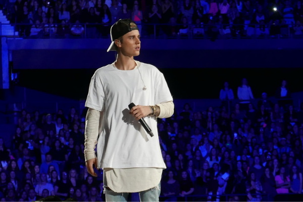Imagem do cantor Justin Bieber durante show