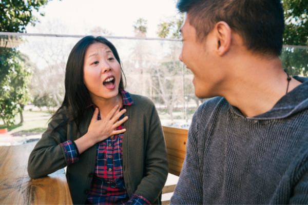 Homem e mulher conversando em um local público