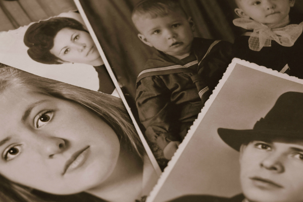 Diversas fotografias antigas espalhadas em uma mesa