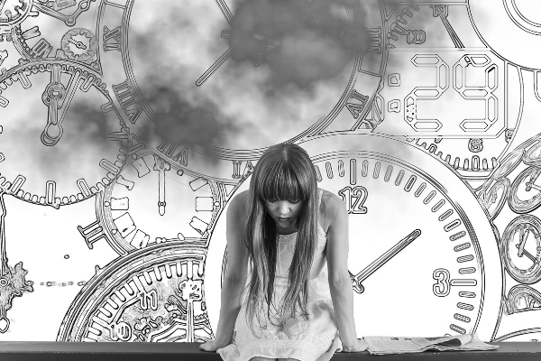 Imagem em preto e branco de uma mulher agachada e ilustrações de relógios ao fundo