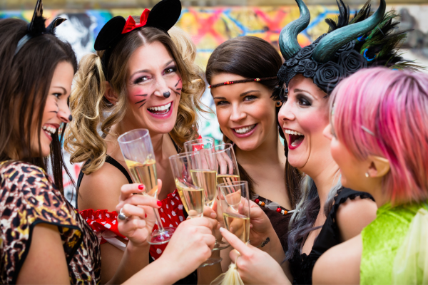 Meninas fantasiadas e tomando bebida alcoólica no carnaval