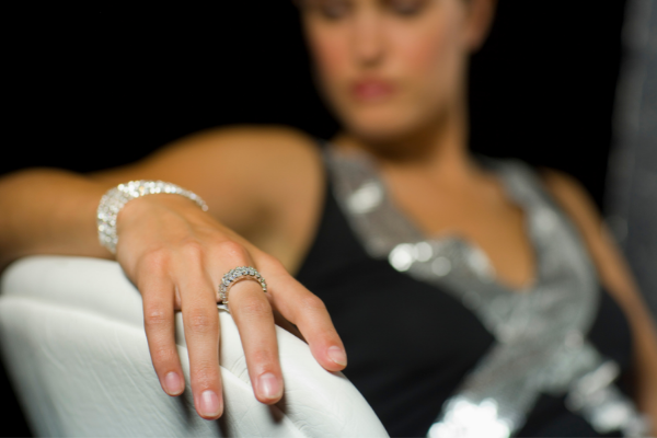 Mulher usando anel e bracelete de diamantes